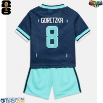 Otroški Nogometni dresi Nemčija Leon Goretzka #8 Gostujoči SP 2026 Kratek Rokav (+ Kratke hlače)
